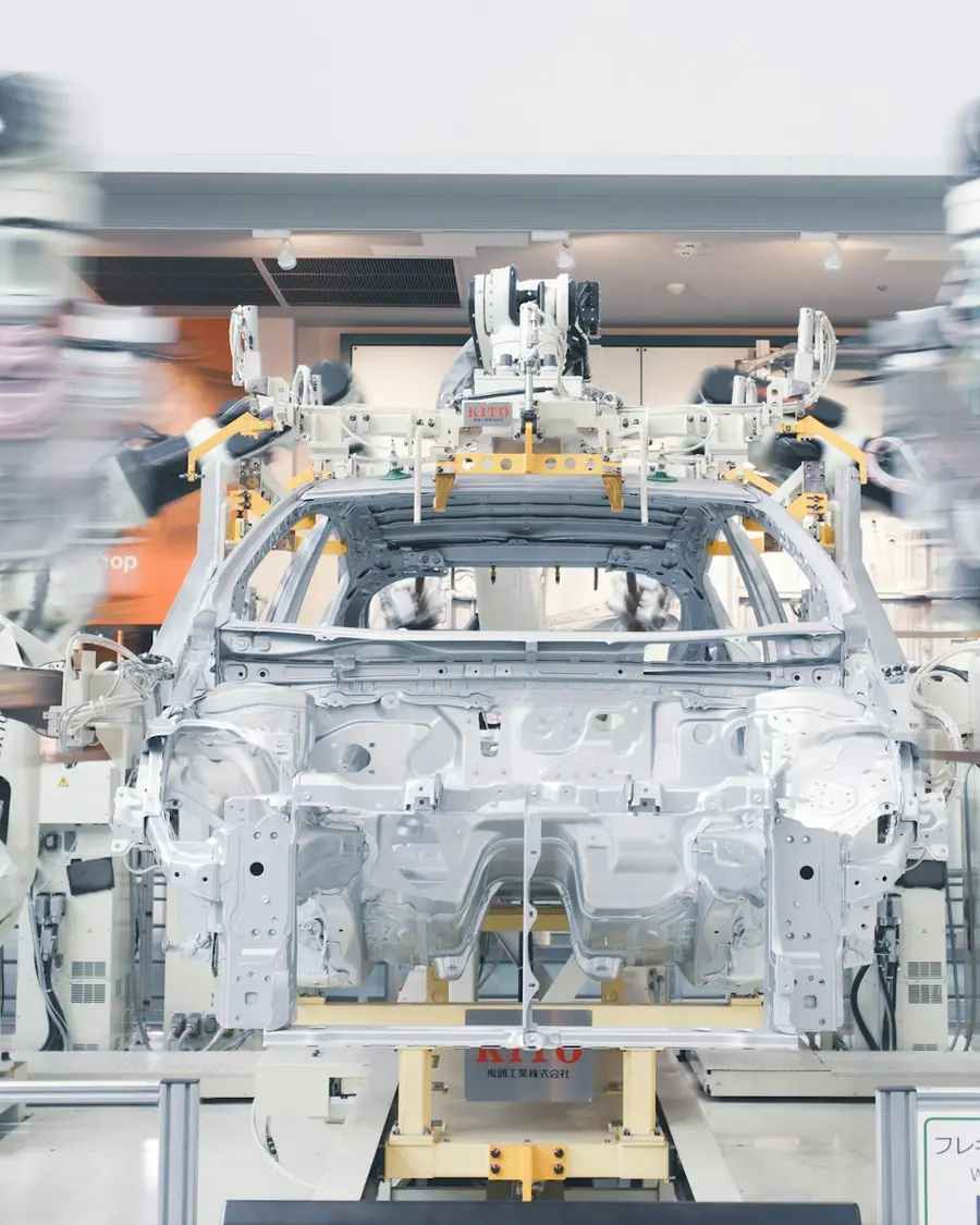 Otomotiv otomasyonu kapsamında montaj hattında araç gövdesini ve şasisini birleştiren robot kollar