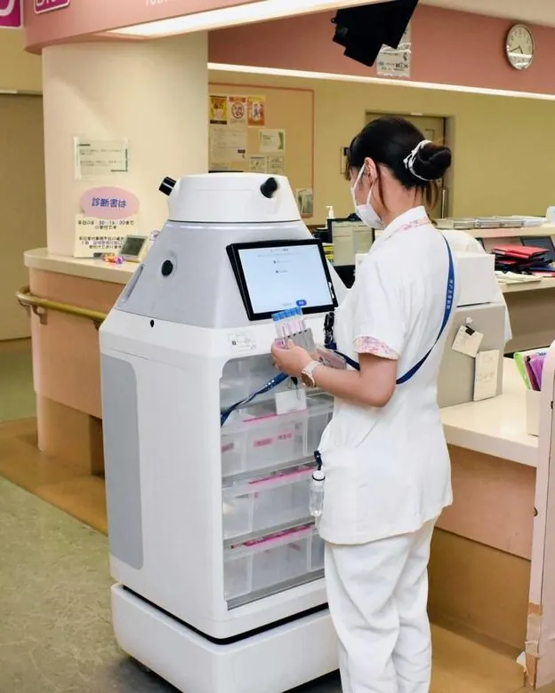Hastane robotları ile numune taşıma: hemşire istasyonunda kan numunesi tüplerini otonom teslimat robotunun kilitli çekmecesine yerleştiren hemşire